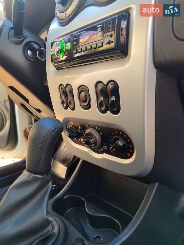 Хетчбек Dacia Sandero 2009 в Дніпрі