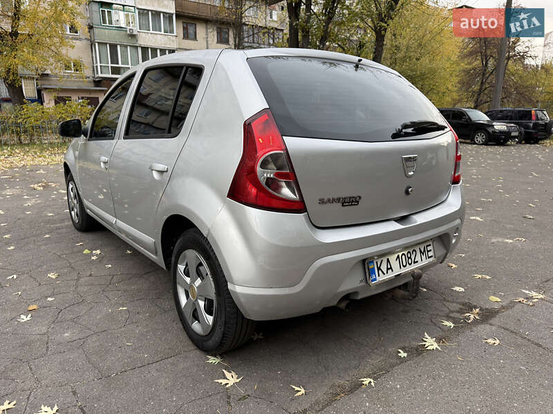 Хетчбек Dacia Sandero 2011 в Києві