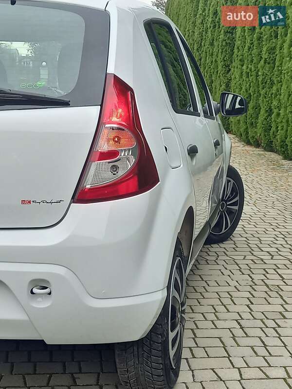 Хэтчбек Dacia Sandero 2009 в Самборе фото 47 Хэтчбек Dacia Sandero 2009 в Самборе