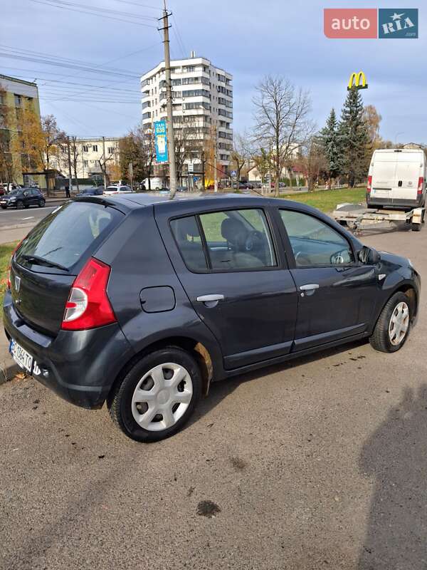 Хэтчбек Dacia Sandero 2011 в Львове