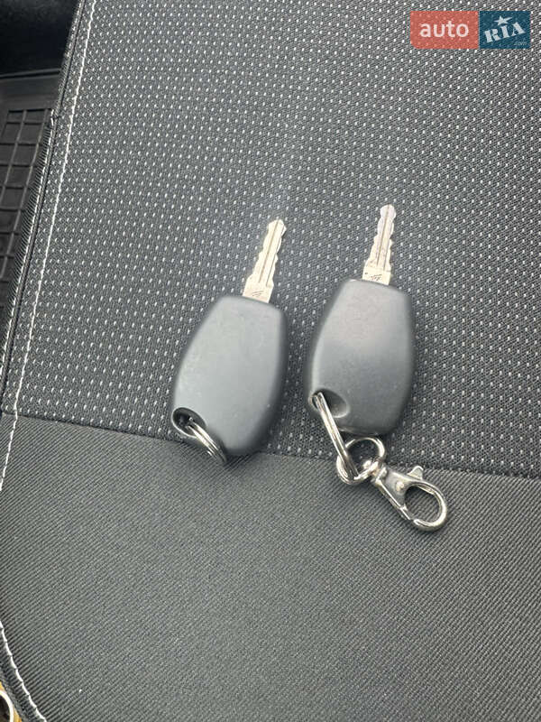 Хэтчбек Dacia Sandero 2012 в Киеве фото 26 Хэтчбек Dacia Sandero 2012 в Киеве