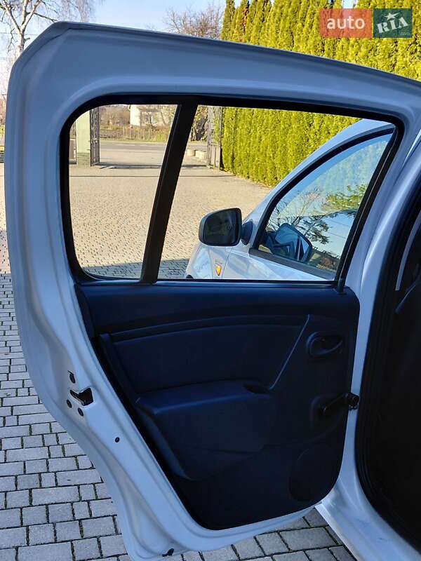 Хэтчбек Dacia Sandero 2010 в Самборе фото 68 Хэтчбек Dacia Sandero 2010 в Самборе