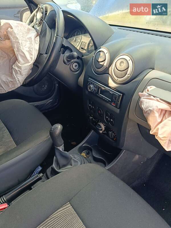Хэтчбек Dacia Sandero 2009 в Ровно