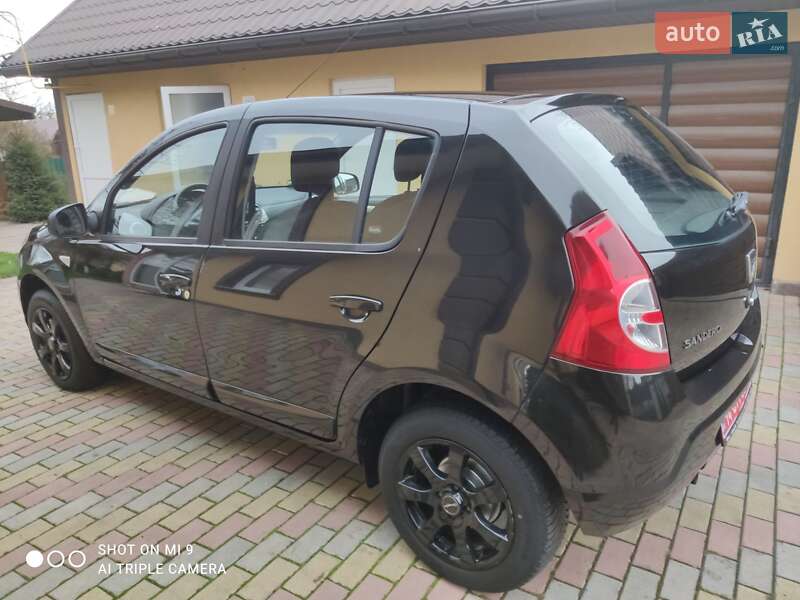 Хэтчбек Dacia Sandero 2012 в Немирове