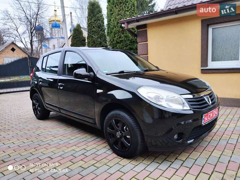 Хэтчбек Dacia Sandero 2012 в Немирове