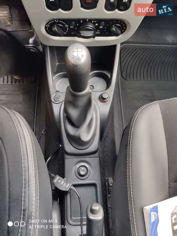 Хэтчбек Dacia Sandero 2012 в Немирове