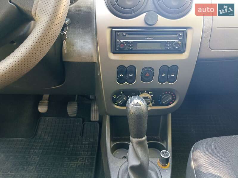 Хэтчбек Dacia Sandero 2009 в Борисполе