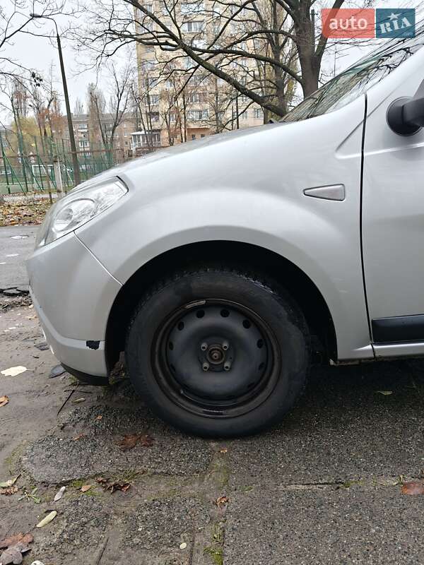 Хэтчбек Dacia Sandero 2009 в Киеве