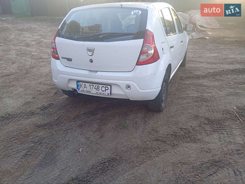 Хэтчбек Dacia Sandero 2010 в Киеве