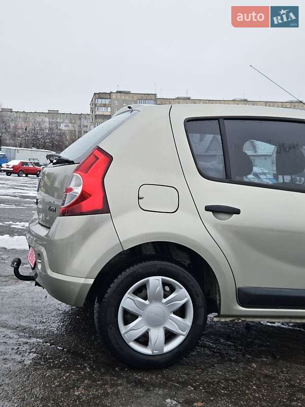 Хэтчбек Dacia Sandero 2009 в Ровно