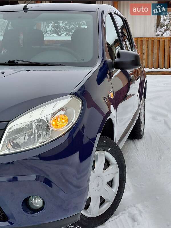 Хэтчбек Dacia Sandero 2009 в Самборе