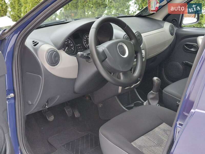 Хэтчбек Dacia Sandero 2009 в Самборе