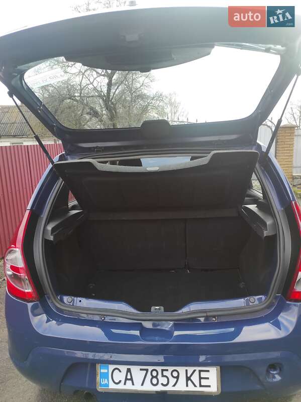 Хетчбек Dacia Sandero 2009 в Умані фото 5 Хетчбек Dacia Sandero 2009 в Умані
