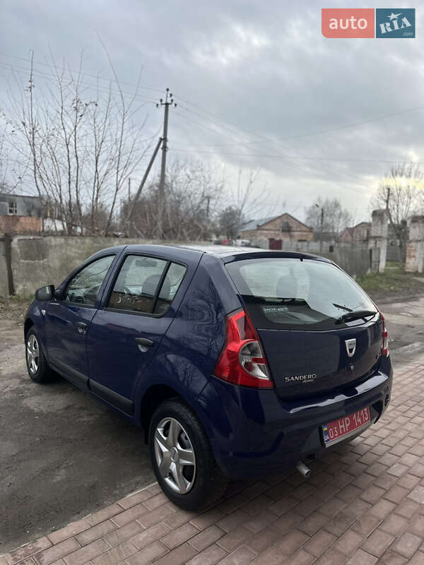 Хэтчбек Dacia Sandero 2010 в Хороле