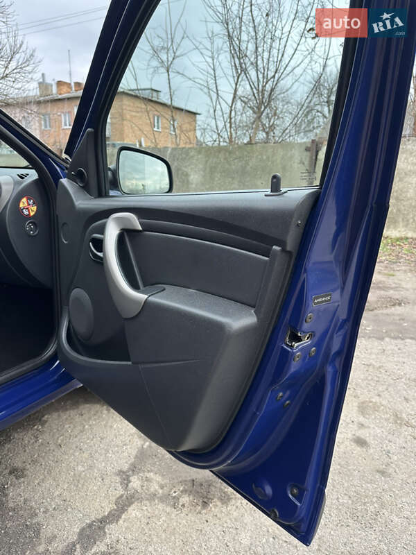 Хэтчбек Dacia Sandero 2010 в Хороле