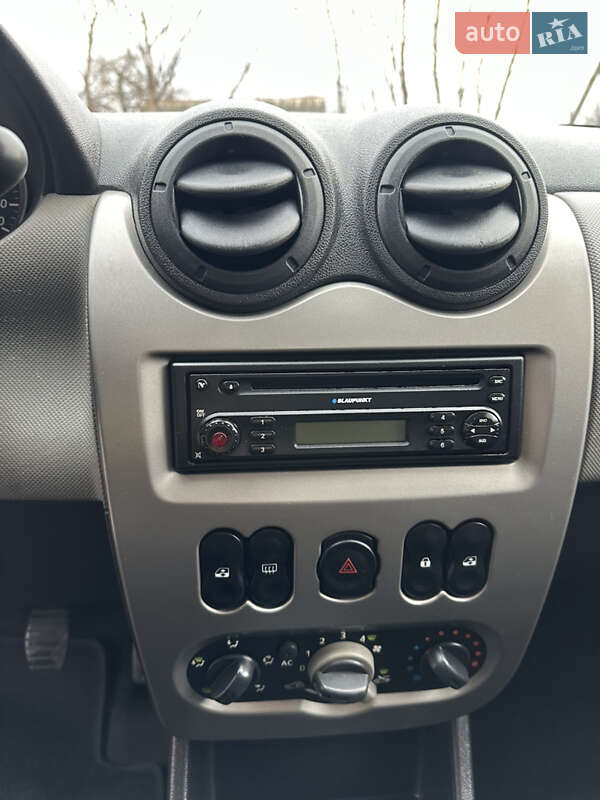 Хэтчбек Dacia Sandero 2010 в Хороле