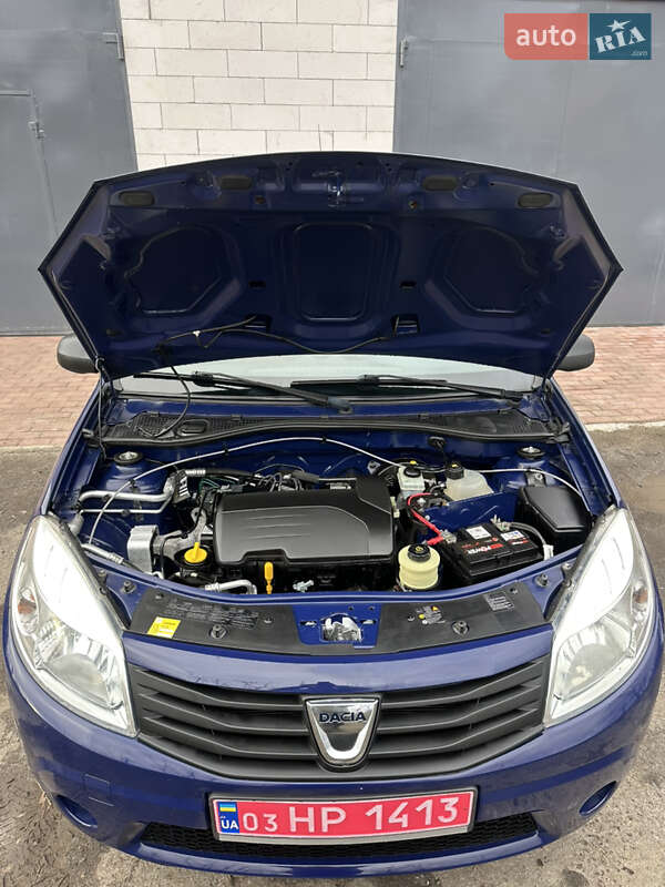 Хэтчбек Dacia Sandero 2010 в Хороле