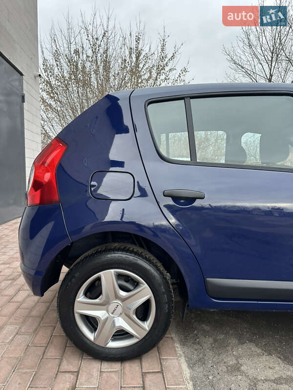 Хэтчбек Dacia Sandero 2010 в Хороле