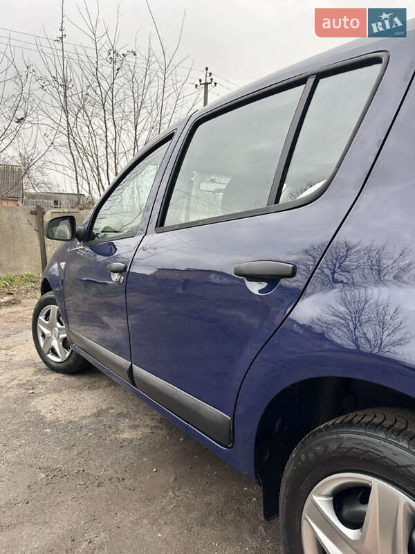 Хэтчбек Dacia Sandero 2010 в Хороле