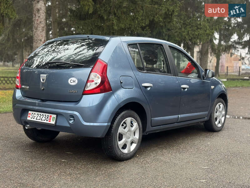 Хэтчбек Dacia Sandero 2008 в Умани