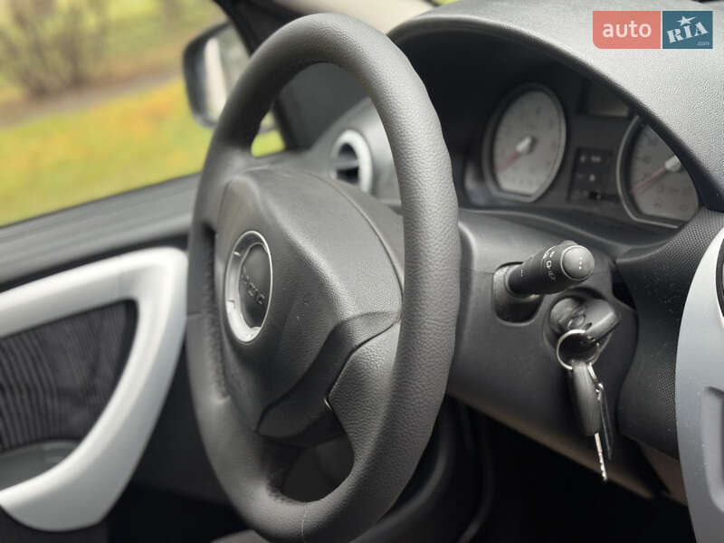 Хэтчбек Dacia Sandero 2008 в Умани