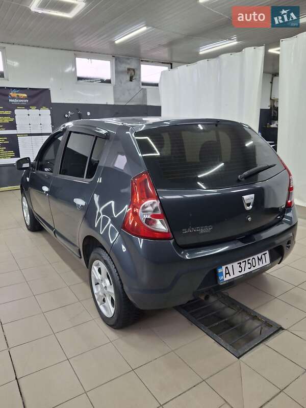 Хэтчбек Dacia Sandero 2009 в Фастове