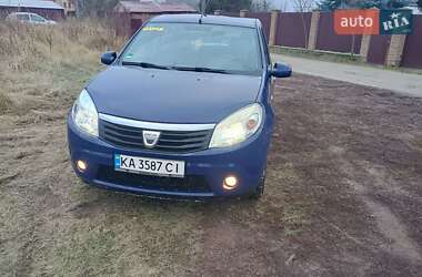 Хэтчбек Dacia Sandero 2009 в Киеве