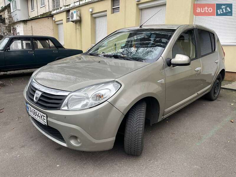 Хетчбек Dacia Sandero 2009 в Києві