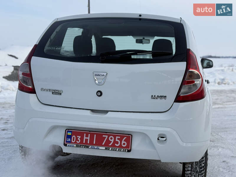 Хэтчбек Dacia Sandero 2009 в Березане