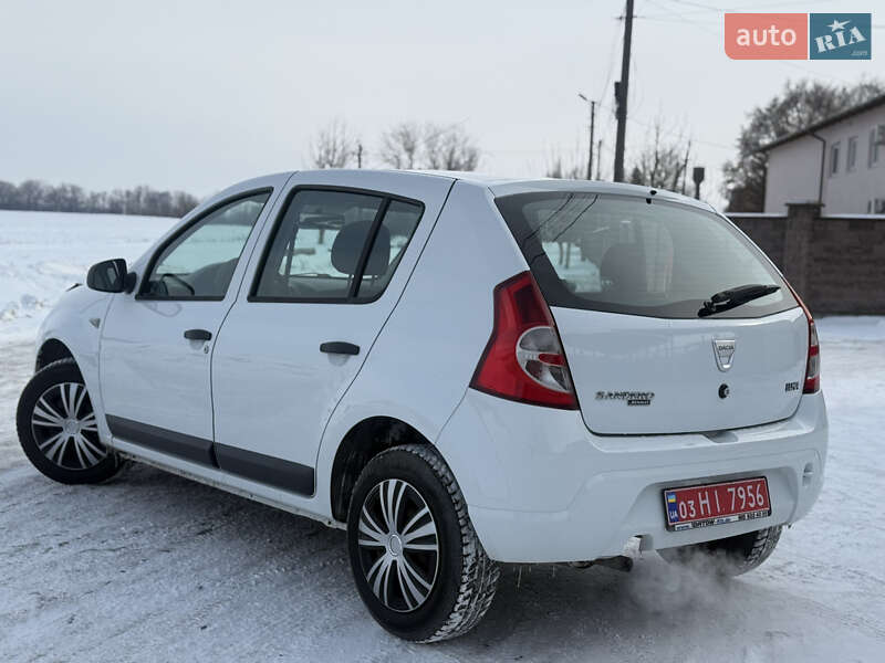 Хэтчбек Dacia Sandero 2009 в Березане