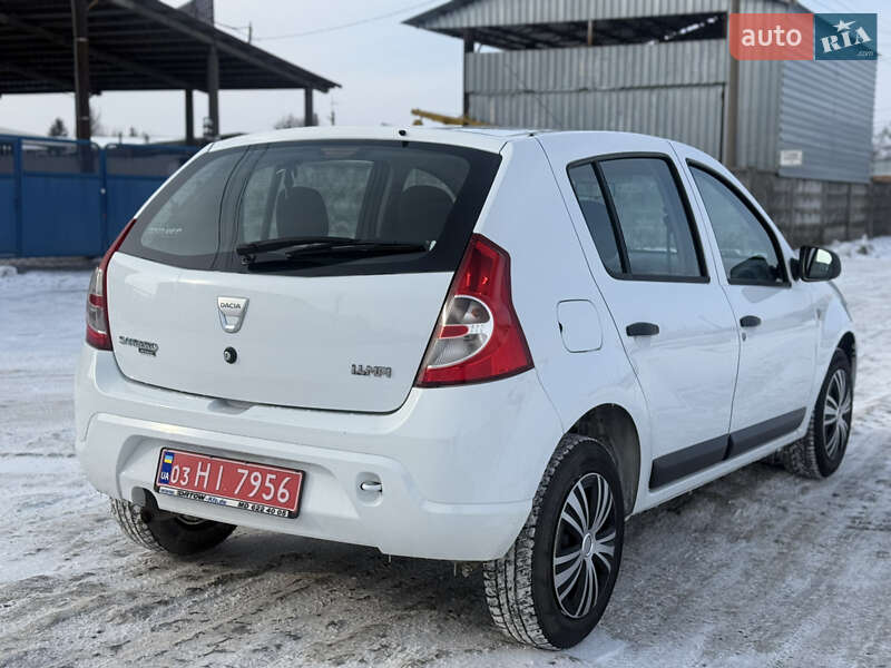 Хэтчбек Dacia Sandero 2009 в Березане