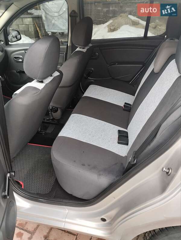 Хэтчбек Dacia Sandero 2008 в Ровно