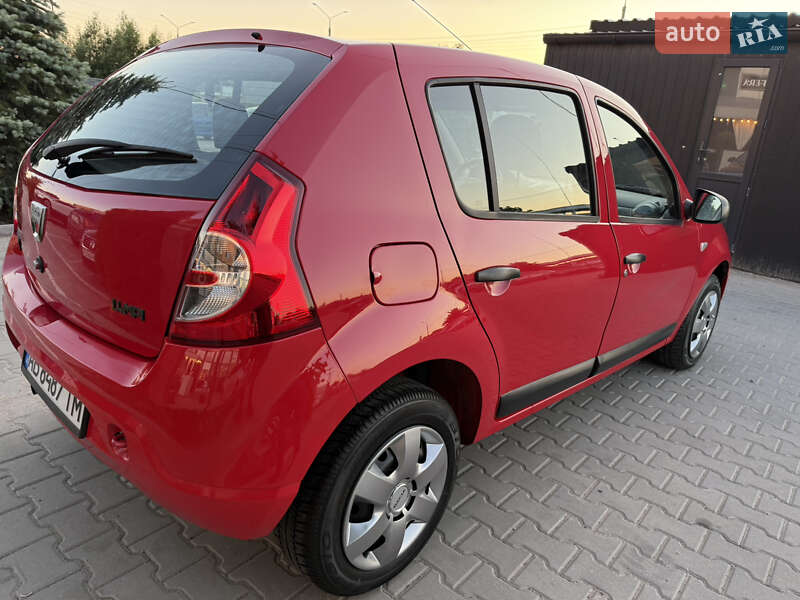 Хэтчбек Dacia Sandero 2009 в Виннице