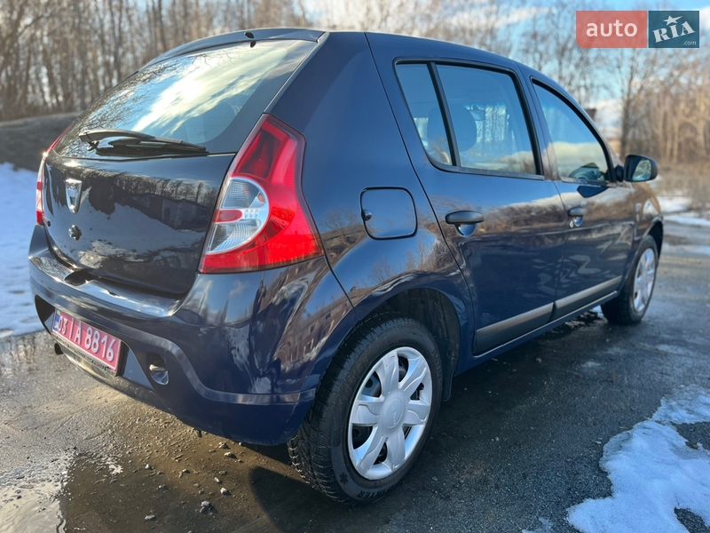 Хэтчбек Dacia Sandero 2012 в Хороле