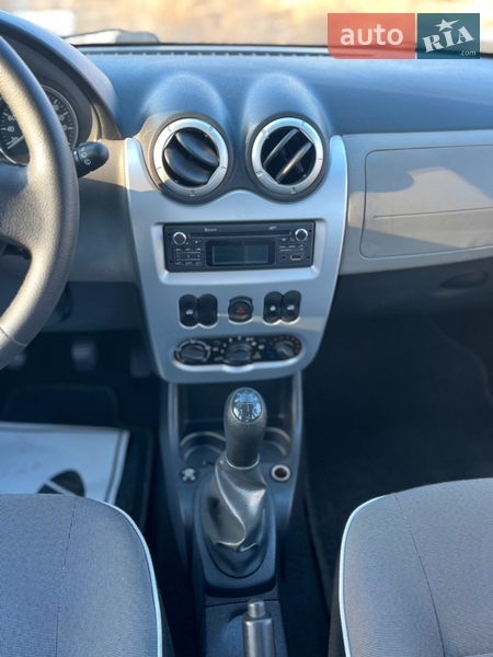 Хэтчбек Dacia Sandero 2012 в Хороле