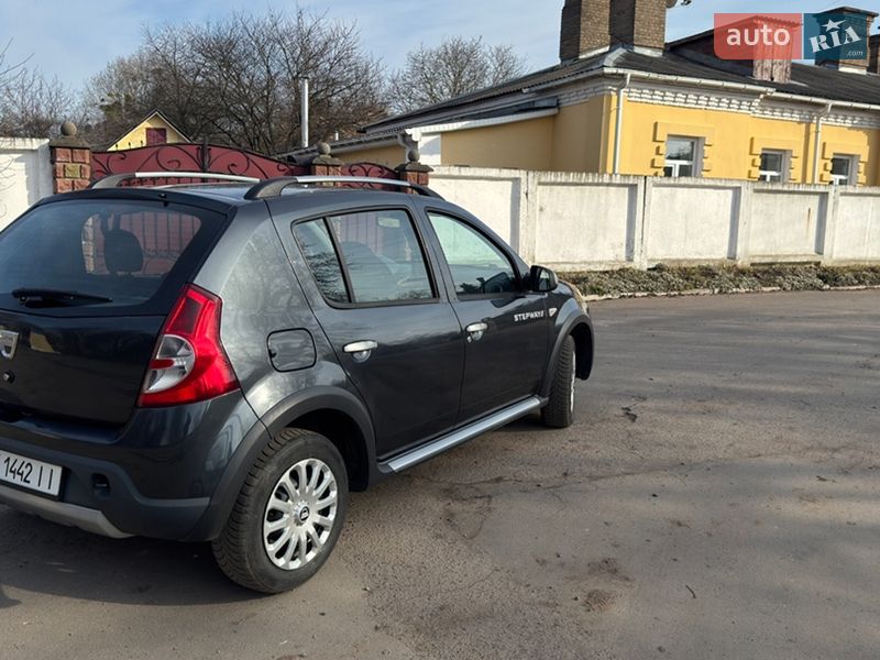 Хэтчбек Dacia Sandero 2010 в Остроге