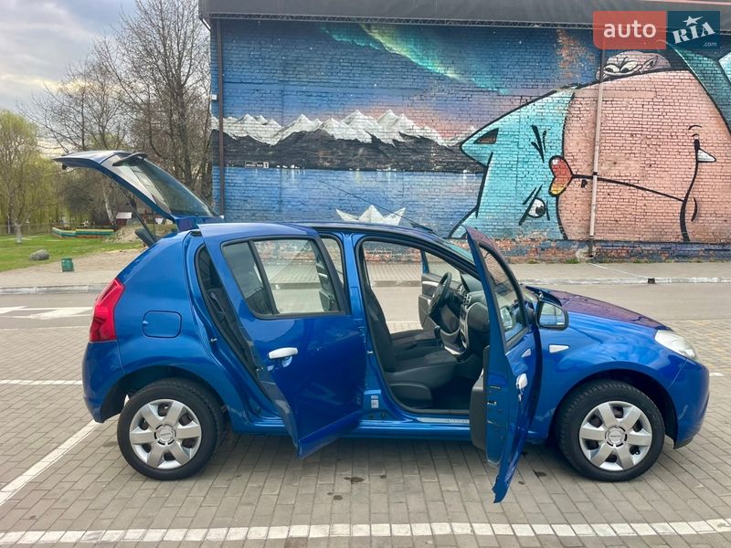 Хэтчбек Dacia Sandero 2010 в Луцке