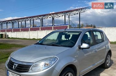 Хетчбек Dacia Sandero 2009 в Полтаві