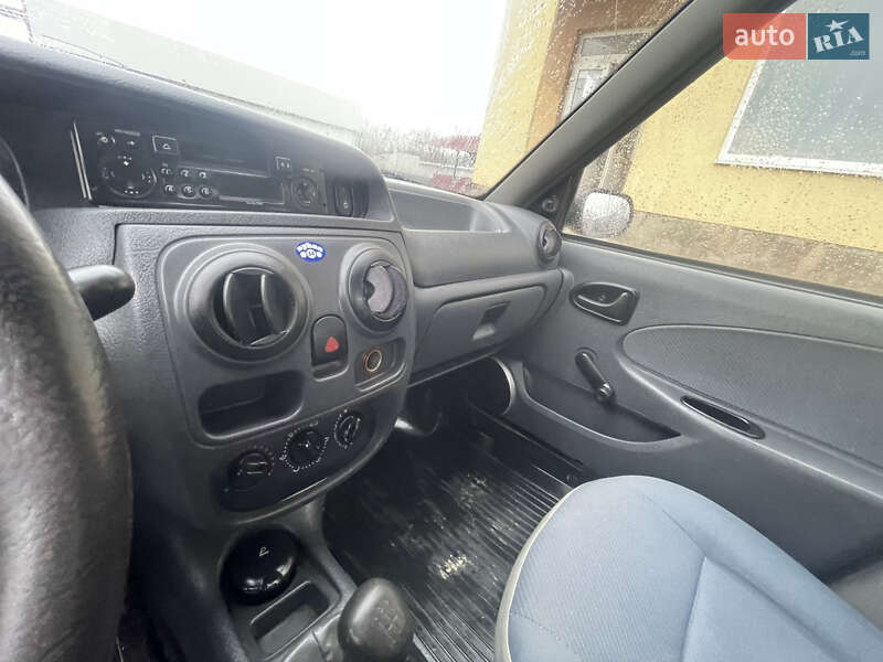 Седан Dacia Solenza 2004 в Солотвині