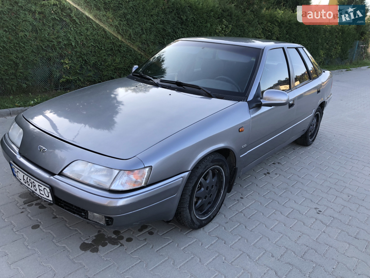 Продається Деу Есперо 2.0 бензин/газ в Дуже доброму стані.
Багато всього зроблено за останні кілька років і поміняно на нові комплектуючі. в т.ч.: 
- передня підвіска перебрана (стойки, опорні підшипники, стійки стабілізаторів, пружини та багато іншого), на переді встановлені проставки 20 мм. 
- тормозна магістарль замінена. 
- ремінь генератора.
- радіатор охолодження. 
- циліндр щеплення, комплект щеплення. 
- сальники та прокладки в моторі усі. 
- дроти та свічки запалювання.
- підшипники ступиць.
- масло в КПП.
- подушка двигуна і ще багато інших деталей.
В останній час встановлено:
- усе освітлення ЛЕД лампи. 
- заводський металевий захист двигуна, КПП.
- паливний насос.
- тормозні барабани з колодками та підшипниками ступиць. 
- передні пружини з проставками.
- повітряний фільтр.
- паливний фільтр.
Мінялось:
- Комплект ГРМ - 10 тис. км. тому
- Комплект щеплення - 4 тис. км тому
- Моторна олива, оливний фільтр - 5 тис. км. тому
Встановлено повністю нове ГБО 4 покоління на офіційному сервісі (є сервісна книга).
Повністю помальована та оброблена антикором в 2017 р.
Вкладень не потребує.
Кузов в суперовому стані, жодної корозії не має.
Рульове в ідеальному стані, ніяких проблем не має. 
Пічка гріє добре.
Шини стоять зимові з хорошим протектором.
М'яка в їзді, в обслуговуванні економна і не дорога. Багато комплектуючих підходить від Нексії.
Мотор працює гарно, що на бензині, що на газу, не троїть, не димить, масла не бере.
Кондиціонер має проводку і магістралі, але не встановлені компресор та осушувач.

Переоформлення обов'язкове.
Можливий обмін на мінівен, універсал, хетчбек з вмістким багажником.
Знаходиться в Стрийському р-ні.
