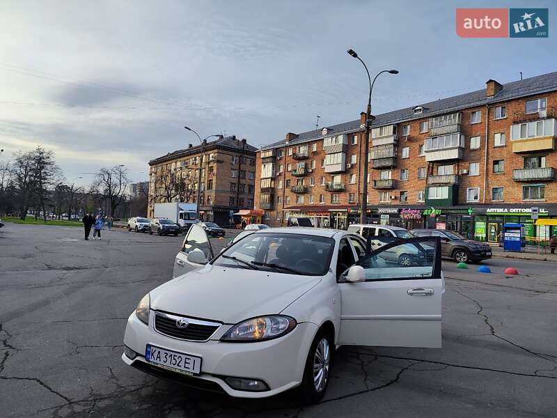 Седан Daewoo Gentra 2015 в Киеве