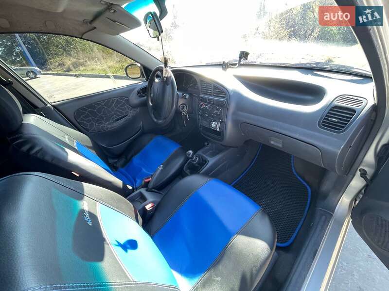 Седан Daewoo Lanos 2002 в Синельниково