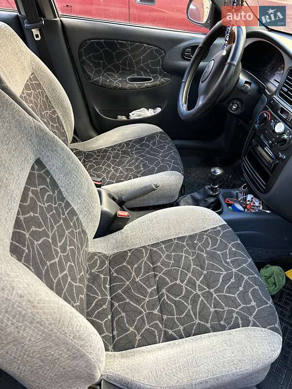 Седан Daewoo Lanos 2004 в Черновцах