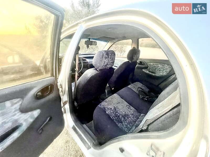 Седан Daewoo Lanos 2004 в Лозуватці