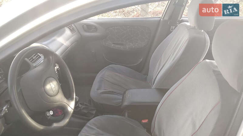 Седан Daewoo Lanos 2004 в Великих Межиричах