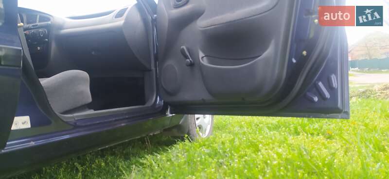 Седан Daewoo Lanos 2004 в Ромнах