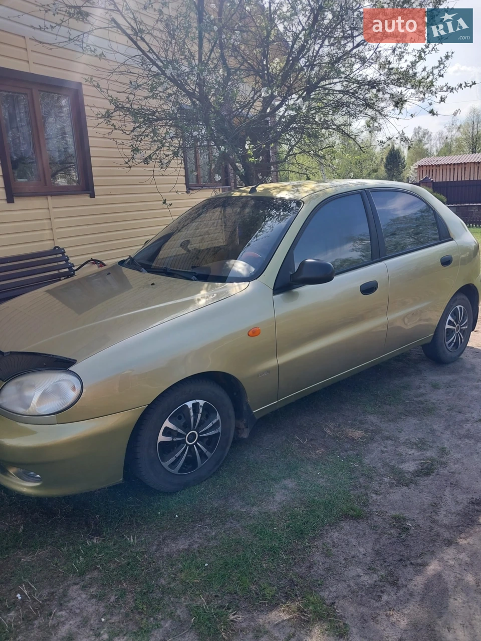 Daewoo Lanos 2007 року, зеленого кольору, у хорошому стані. Автомобіль двопаливний — працює як на бензині, так і на газі. Двигун працює справно, коробка передач механічна, перемикається плавно. Кузов без суттєвих дефектів. Є кондиціонер, що робить поїздки комфортними.