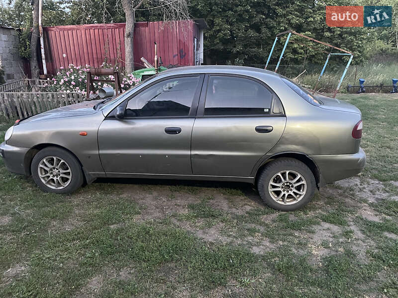 Седан Daewoo Lanos 2004 в Петрове