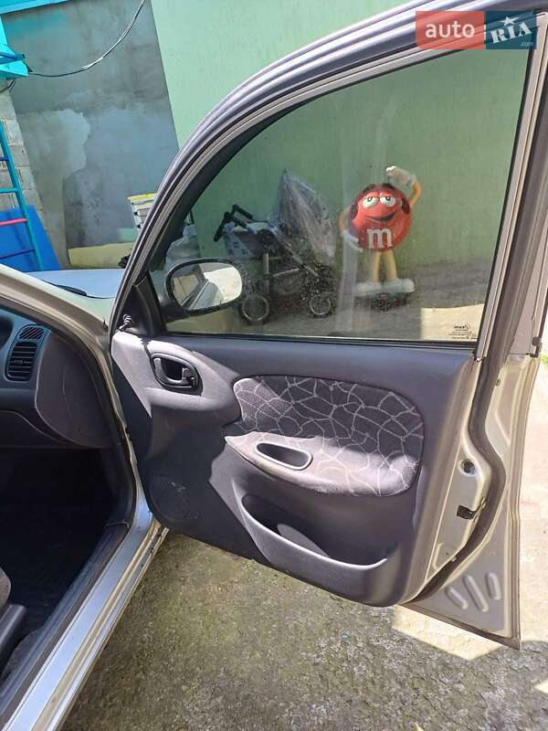 Седан Daewoo Lanos 2003 в Петропавловской Борщаговке