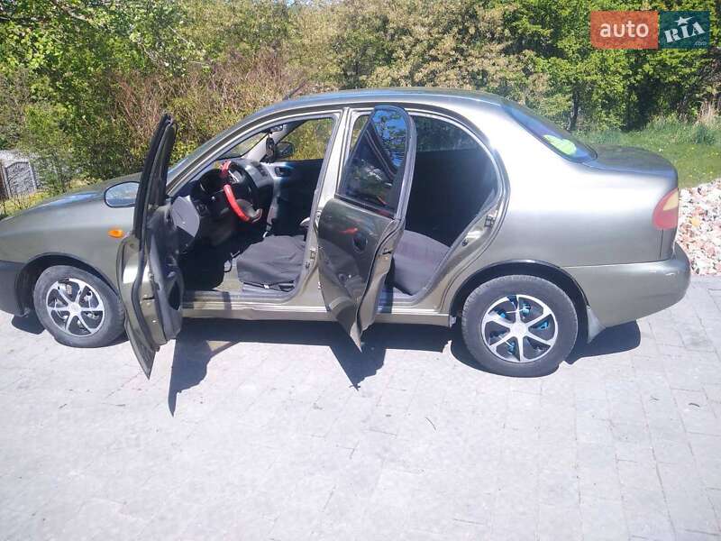 Седан Daewoo Lanos 2004 в Львове